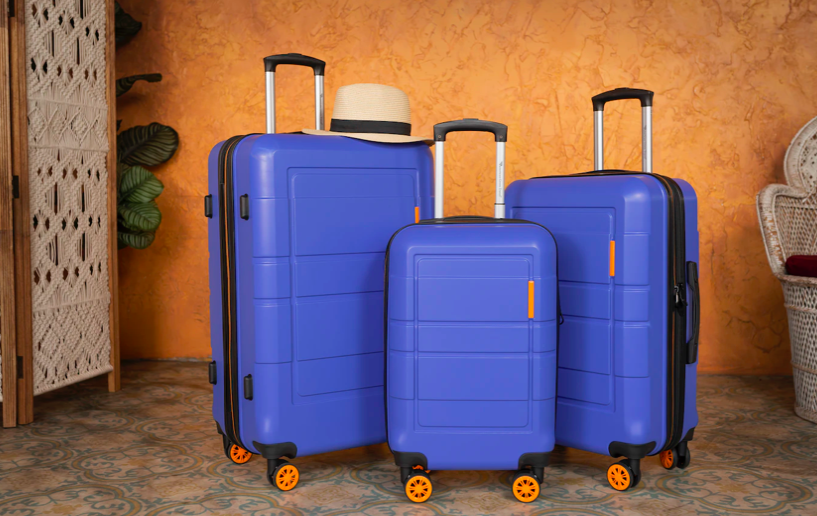 青の3つのサイズのスーツケース